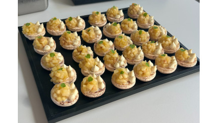 Macarons pomme & chocolat blanc, crème de moutarde noix - Les Relais du Goût